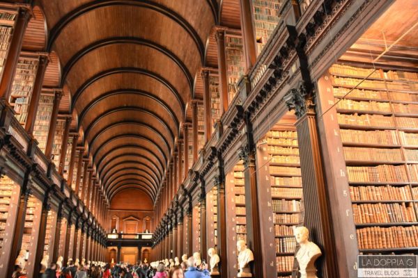 interno della biblioteca del trinity college a dublino dove si trova il book of kells
