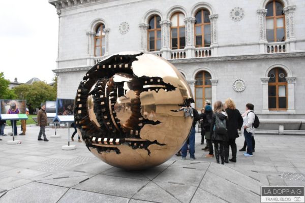 scultura di arnaldo pomodoro fuori dal trinity college di dublino irlanda