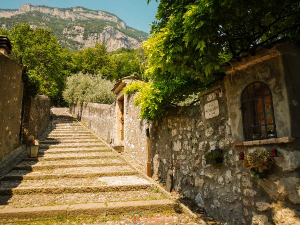 percorso a piedi verso il Santuario di Madonna della Corona