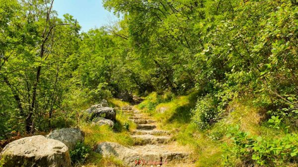 sentiero della speranza verso madonna della corona veneto trekking