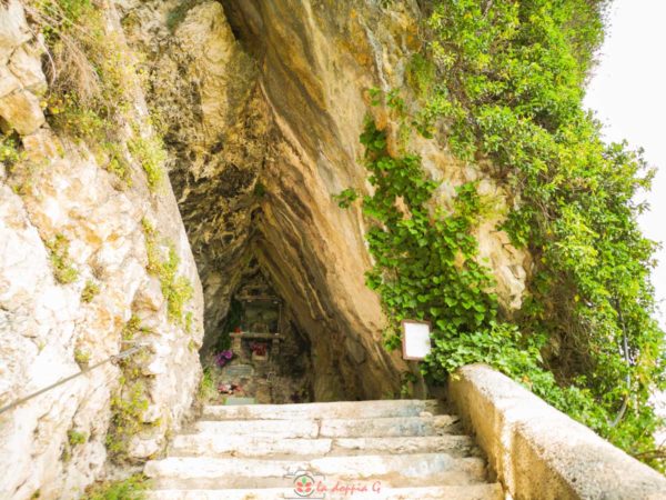 grotta della pieta nel sentiero della speranza madonna della corona