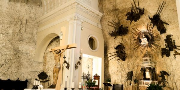 interno del santuario di madonna della corona veneto