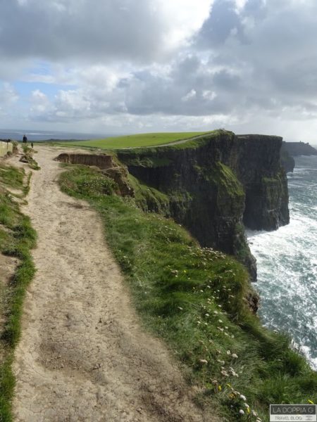 sentiero sulle cliff of moher cliff coastal trail