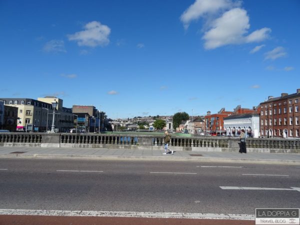 uno dei 20 ponti che attraversano il fiume lee a cork in irlanda