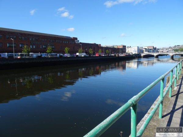 cork passeggiata sul fiume verso il centro