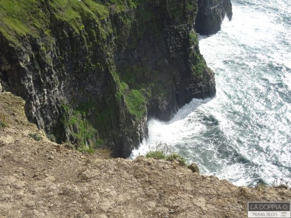 la potenza dell'oceano contro le scogliere in irlanda