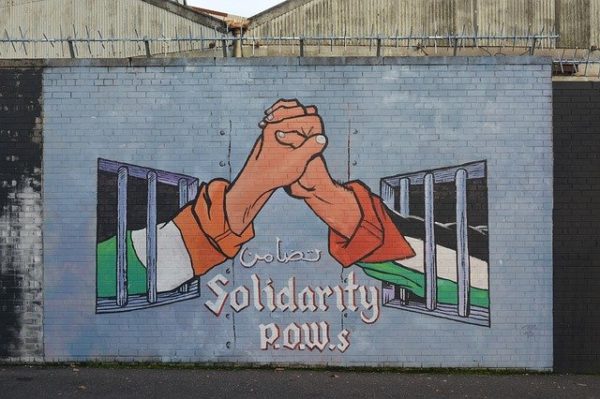 belfast murales nel centro città