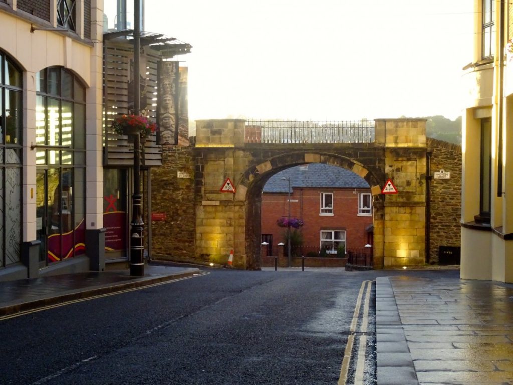 vista sulle mura delle città di derry in irlanda del nord