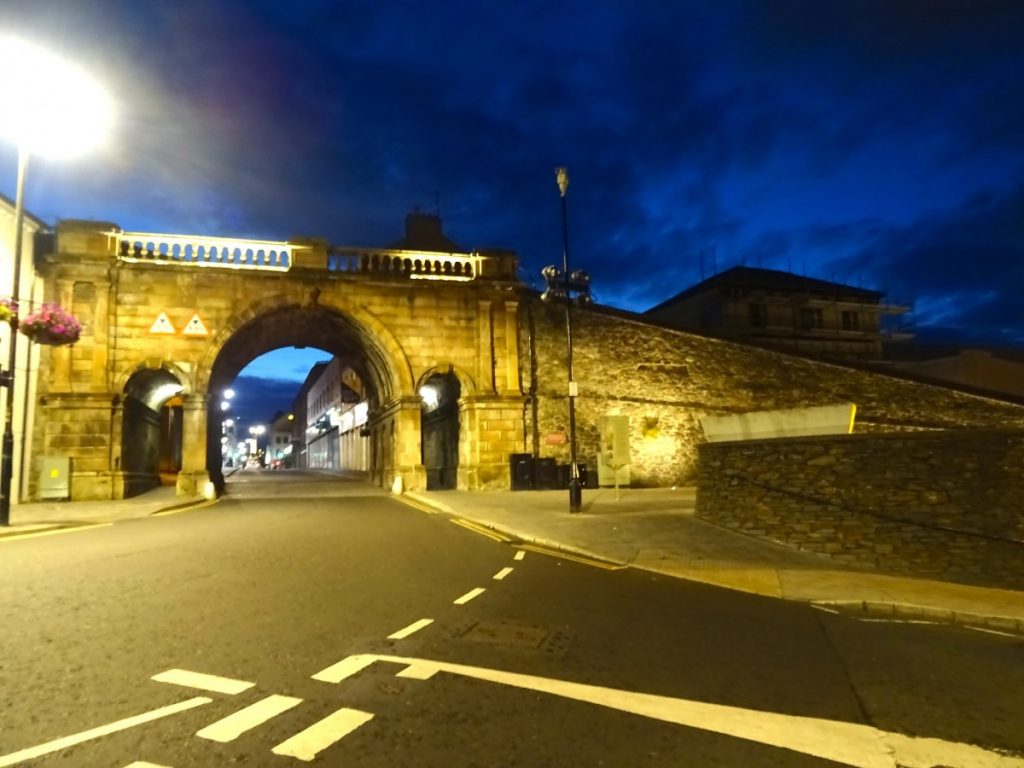 London Derry passeggiata notturna vicino alle mura della città