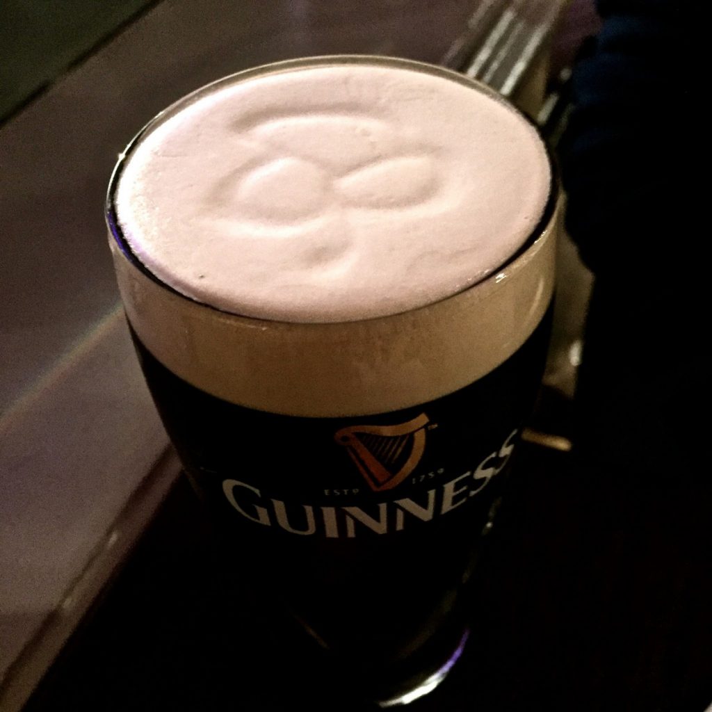 Irlanda Guinness con trifoglio disegnato 