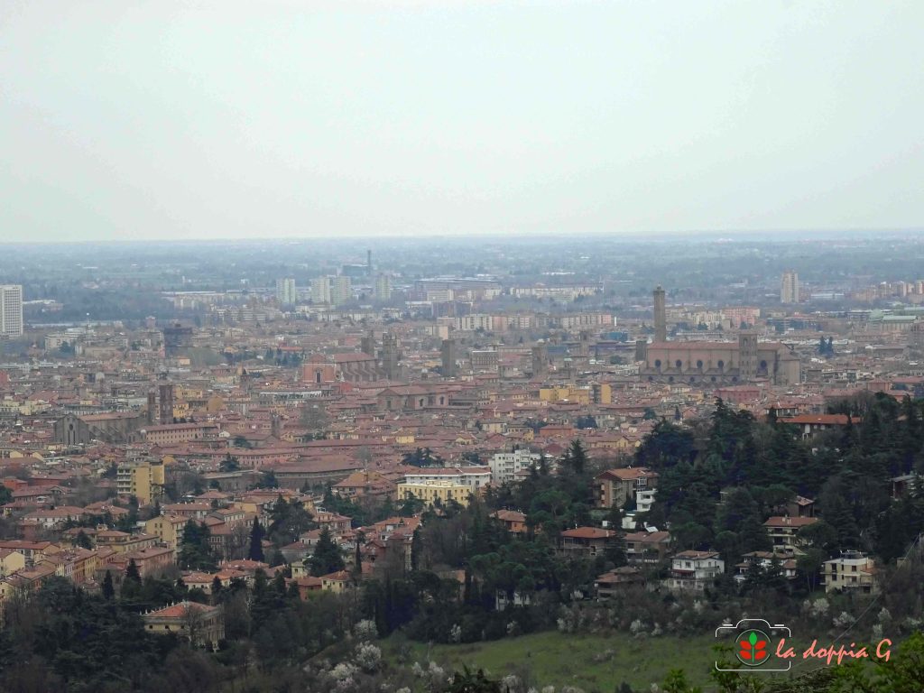 Vista su Bologna dall'alto del colle di San Luca