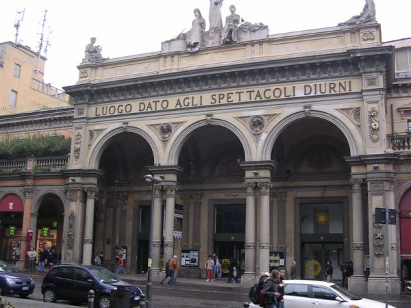 via indipendenza Bologna storia