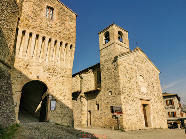 borgo esterno del castello di torrechiara 