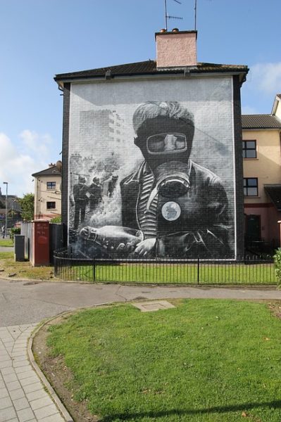 murales a london derry in ricordo delle battaglie dell'ira 