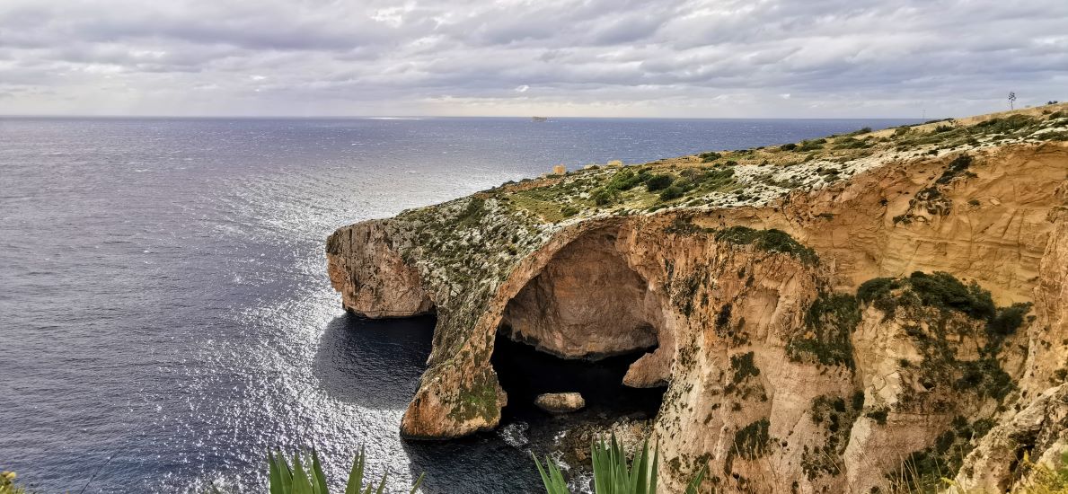 Vista dall'alto della Blue Grotto di Malta