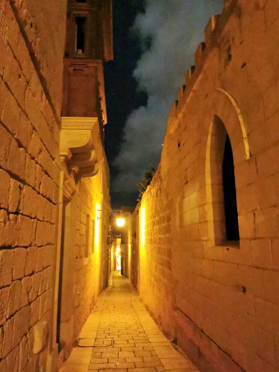 visita alla citta di mdina malta di notte