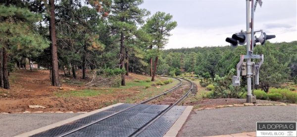 ferrovia che arriva al grand canyon national park nella zona del visitor center. itinerario on the road parchi usa tra arizona a utah