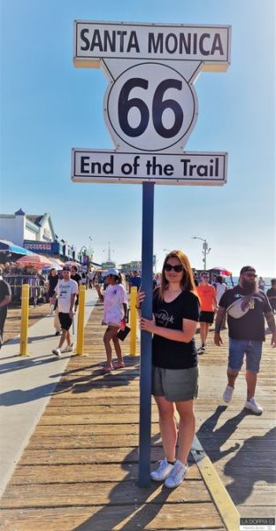 cartello di fine della route 66 a los angeles sul pontile di santa monica pier