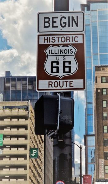il cartello d'inizio della route 66 a chicago illinois in adam street
