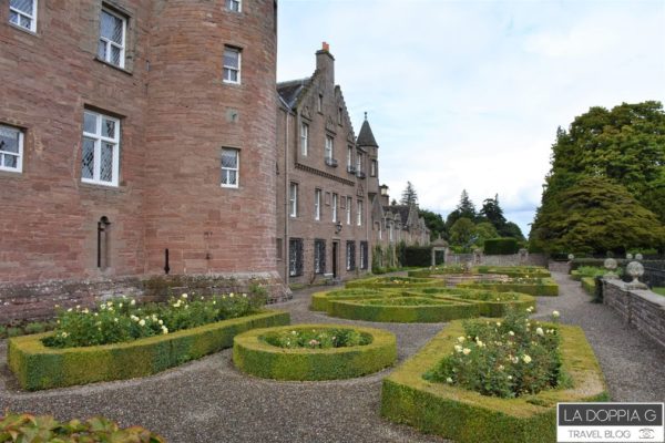 giardini del Glamis Castle vicino ad Edimburgo in Scozia