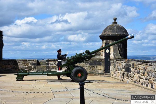 tradizionale colpo di cannone delle 13 al castello di Edimburgo in Scozia