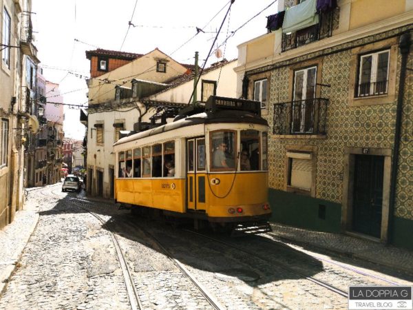 Tram giallo a Lisbona